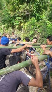 Warga Lebak Gedong Bergotong Royong Tebang Pohon Kelapa