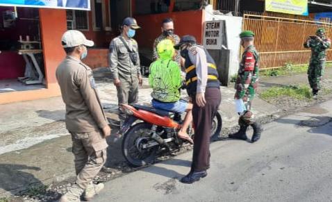 Gabungan Polsek Cijeruk Gelar Ops PPKM Check Point