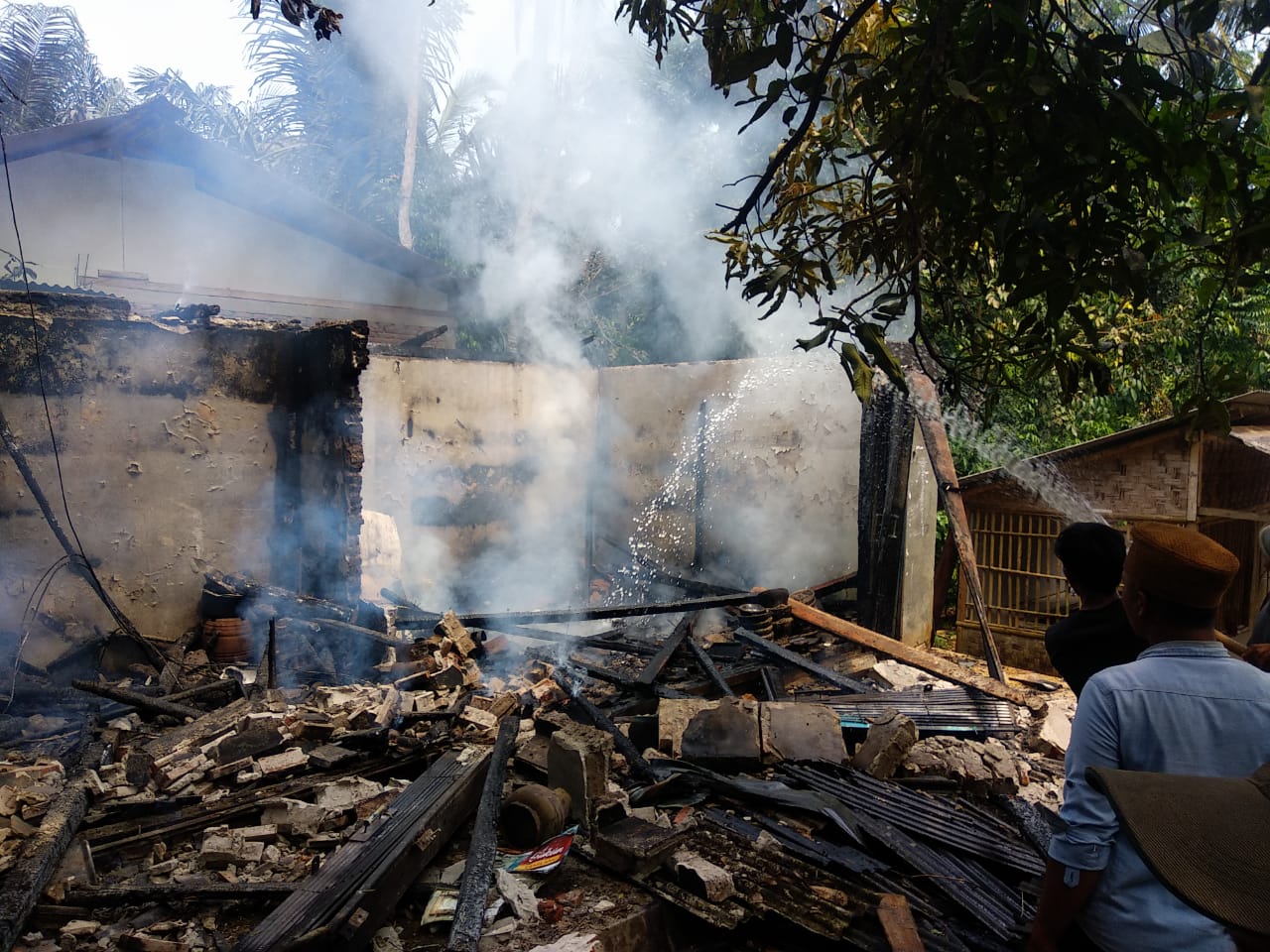 Satu Rumah dan Warung Sembako Milik Warga Ludes Terbakar