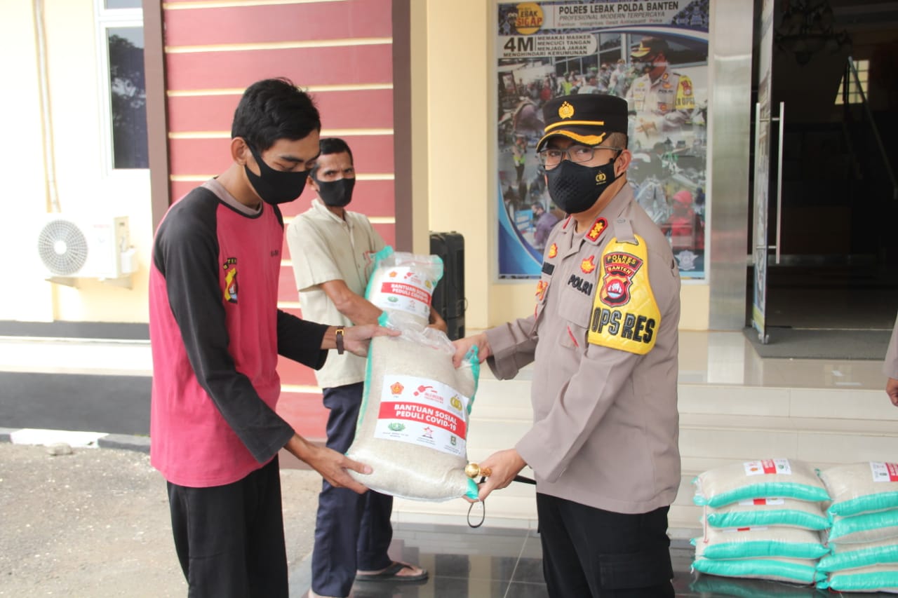 Kapolres Lebak Serahkan Simbolis Bantuan Beras Untuk Warga