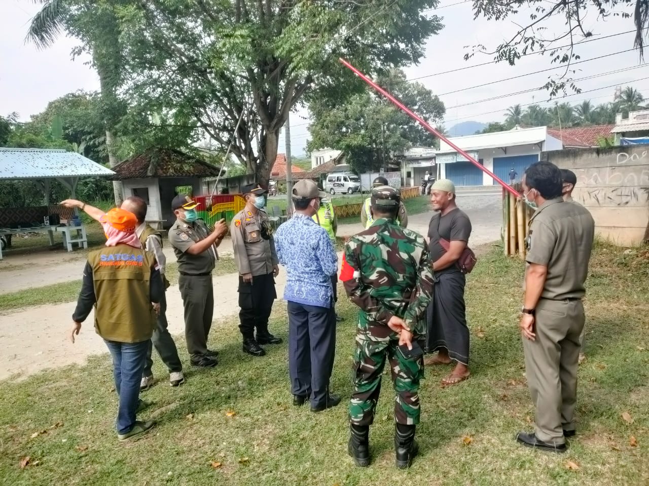 Kapolsek Cinangka Dampingi Satpol PP dan Unsur Muspika Adakan Monitoring Pantai