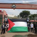 Sambut Gencatan Senjata Israel dan Palestina KAMMI Kibarkan Bendera Palestina Di Gerbang UIN