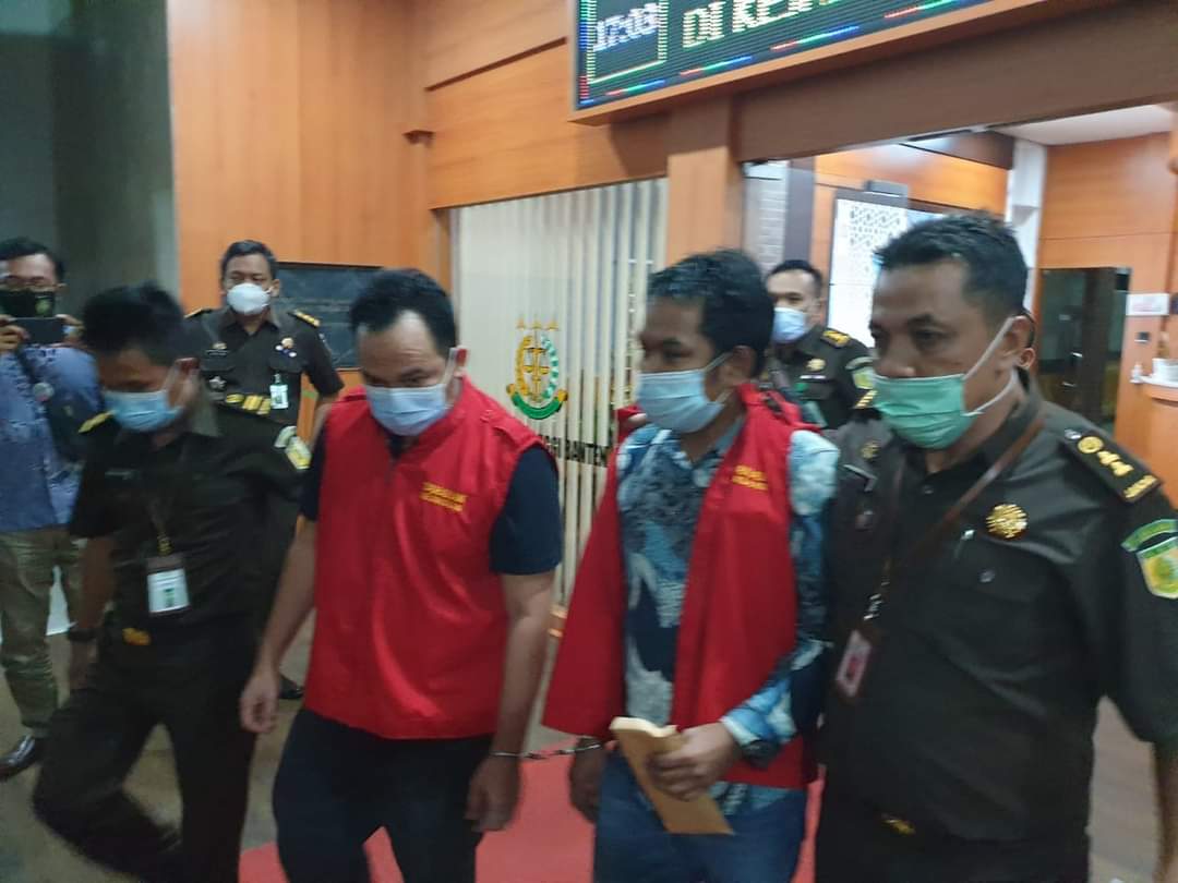 Ketiga Tersangka Dugaan Korupsi Masker Saat Diamankan Kejati Banten