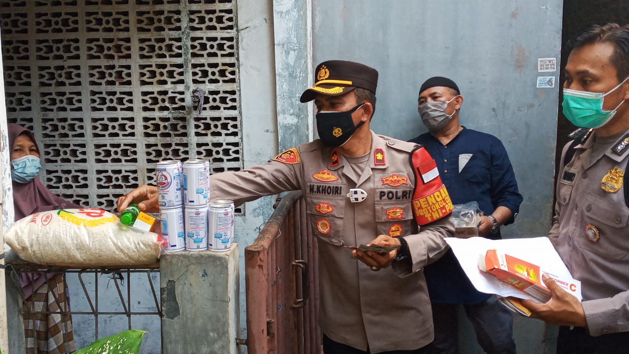 Peduli Warganya Yang Terpapar Covid-19, Polsek Kembangan Berikan Bantuan Sembako Dan Multivitamin