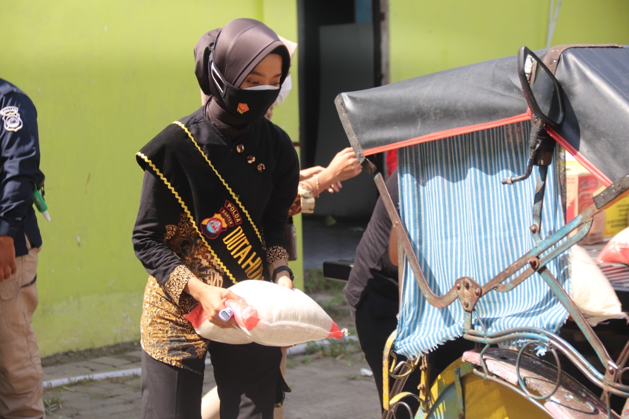 Bidhumas Polda Banten Bagikan Sembako di Yayasan Nurul Islam