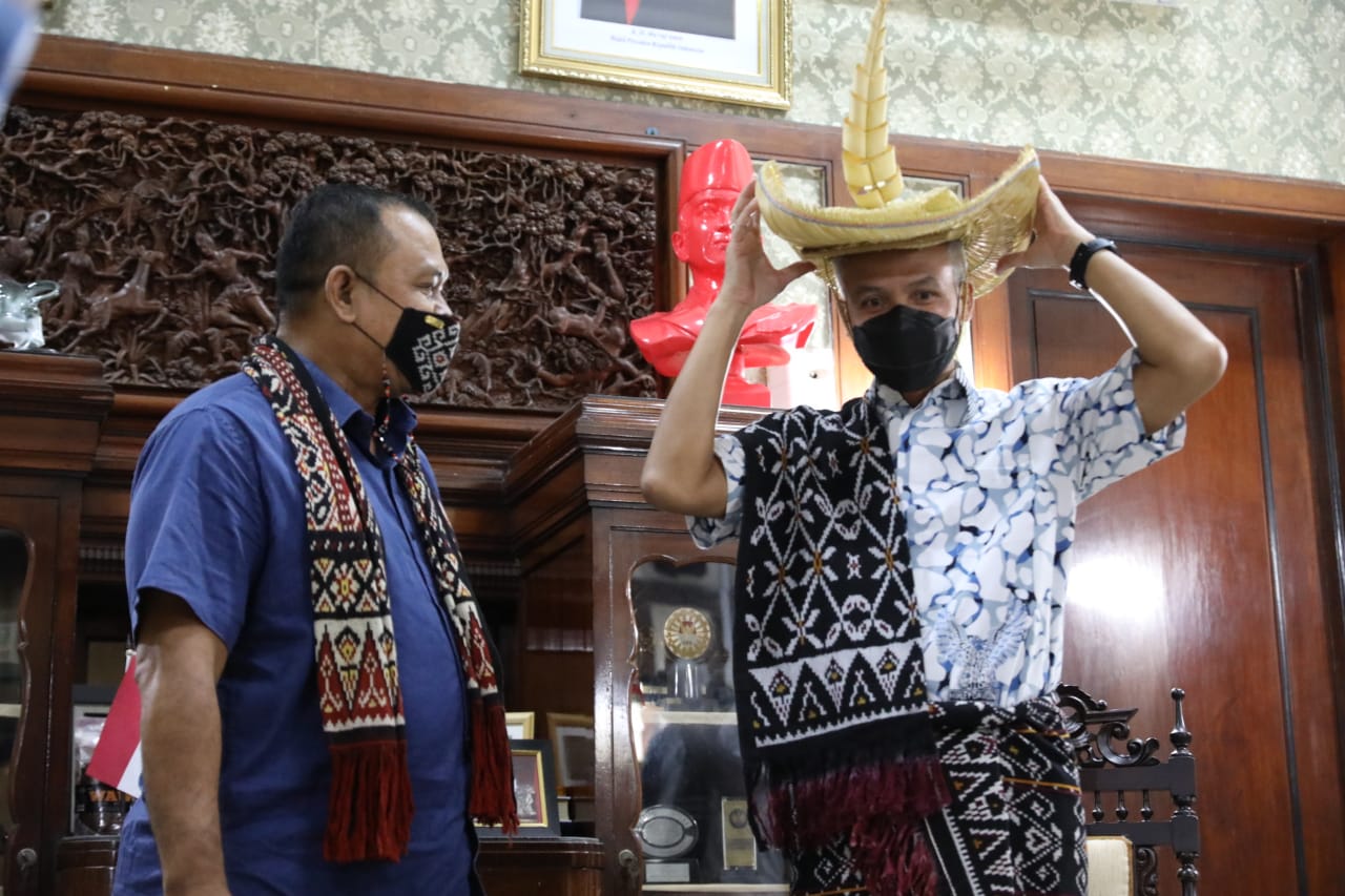 Gubernur Jawa Tengah Terima Kain Tenun dan Topi Khas Rote Tilangga