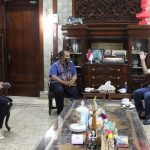 Gubernur Jawa Tengah Terima Kain Tenun dan Topi Khas Rote Tilangga