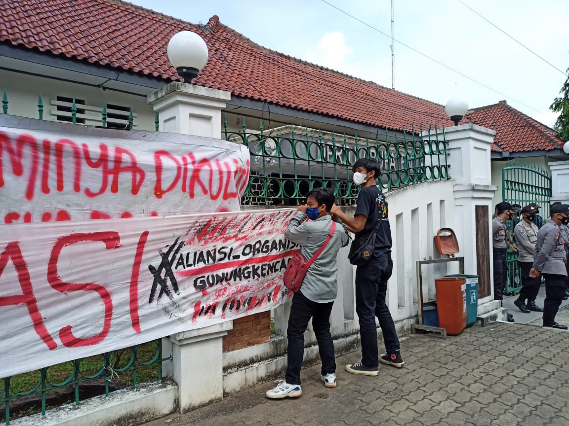 Aliansi Organisasi Se-Kecamatan Gunung Kencana Lakukan Aksi Demonstrasi Di Gedung DPRD Lebak