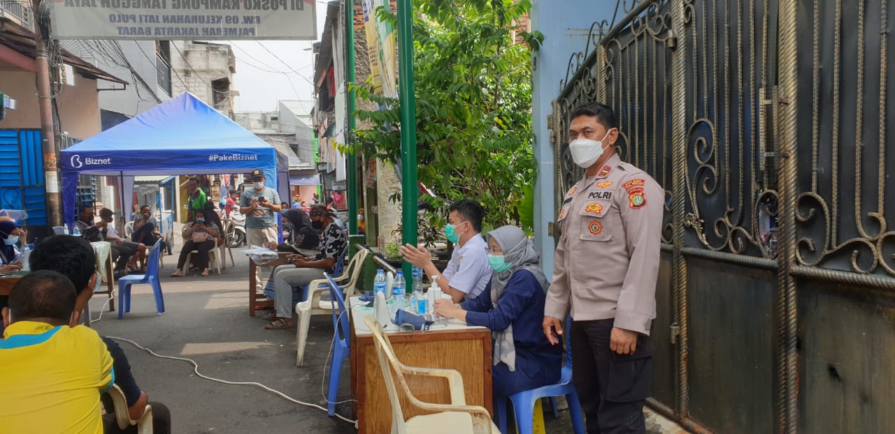 Warga Kelurahan Jatipulo Palmerah Terima Vaksinasi di Dua Tempat