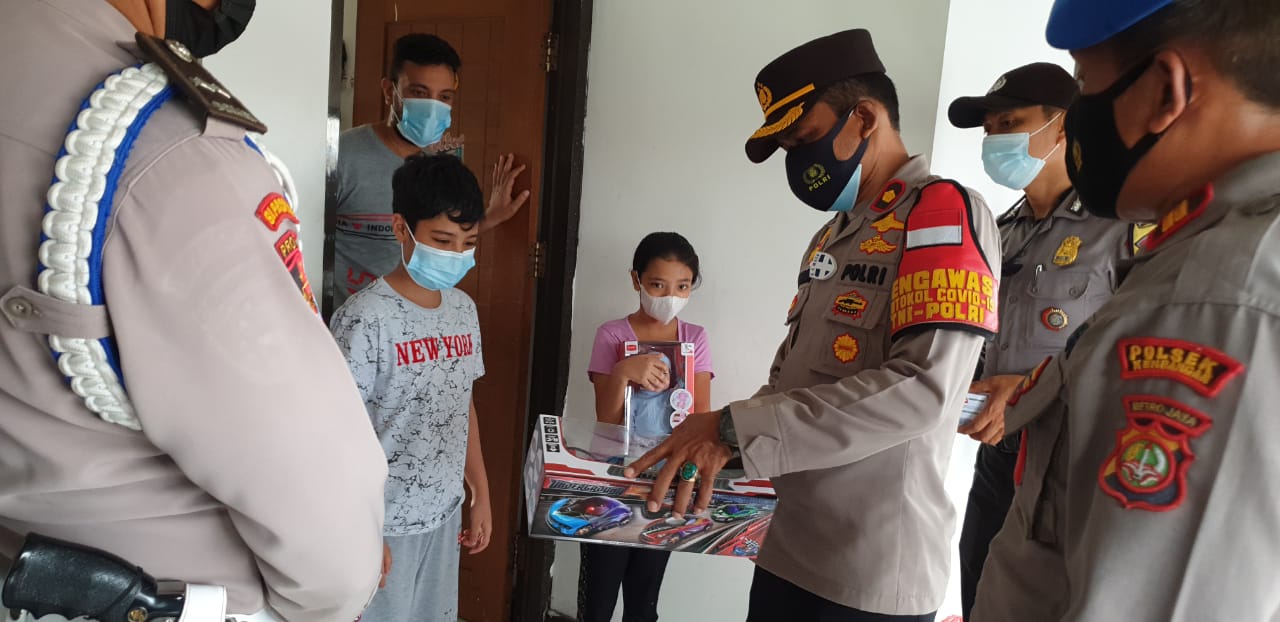 Kapolsek Kembangan Bersama Tiga Pilar Datangi Warga Yang Sedang Jalani Insoman