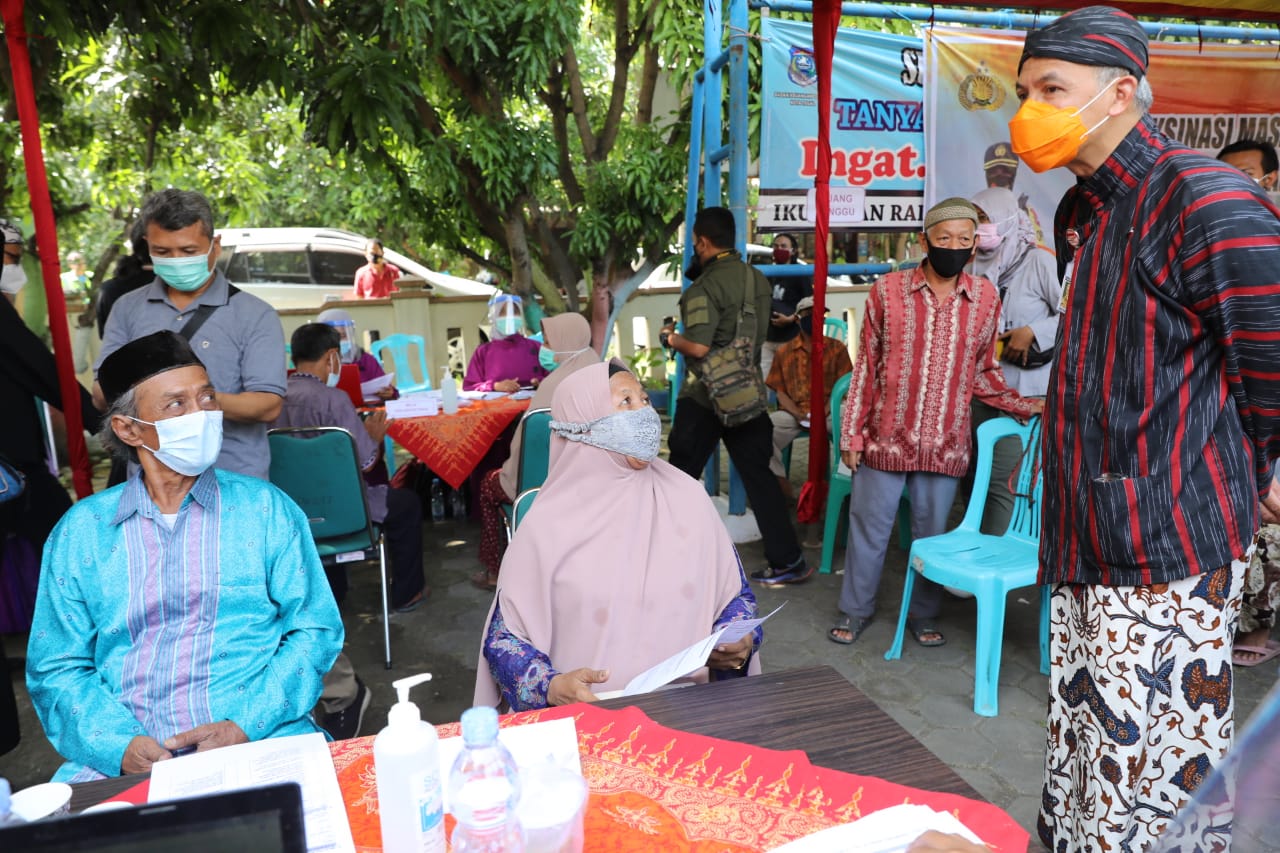 Gubernur Jawa Tengah Lakukan Pengecekan Vaksinasi Lansia