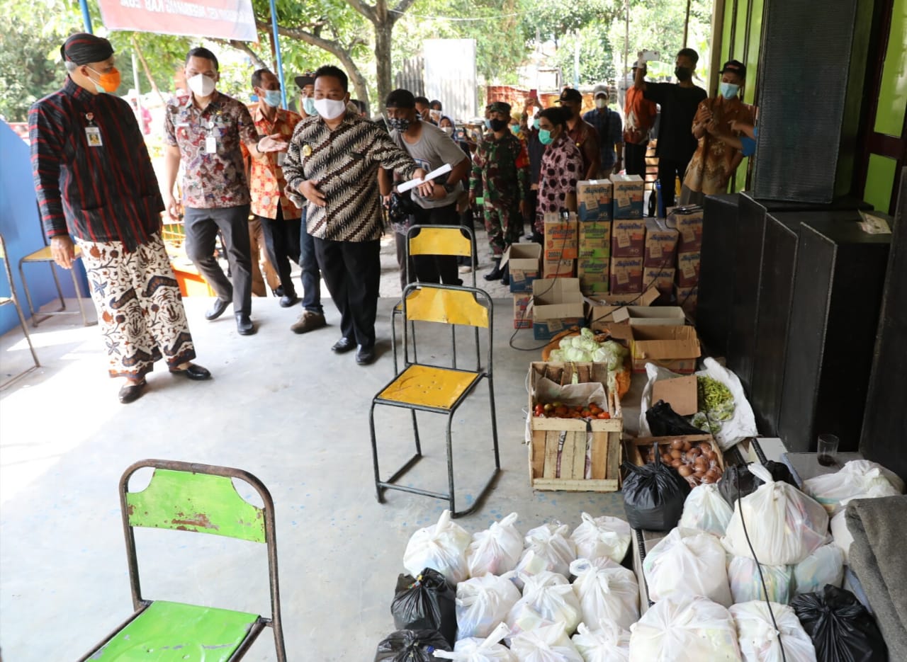 Ganjar di Dampingu Bupati Tegal Tinjau Pelaksanaan Jogo Tonggo