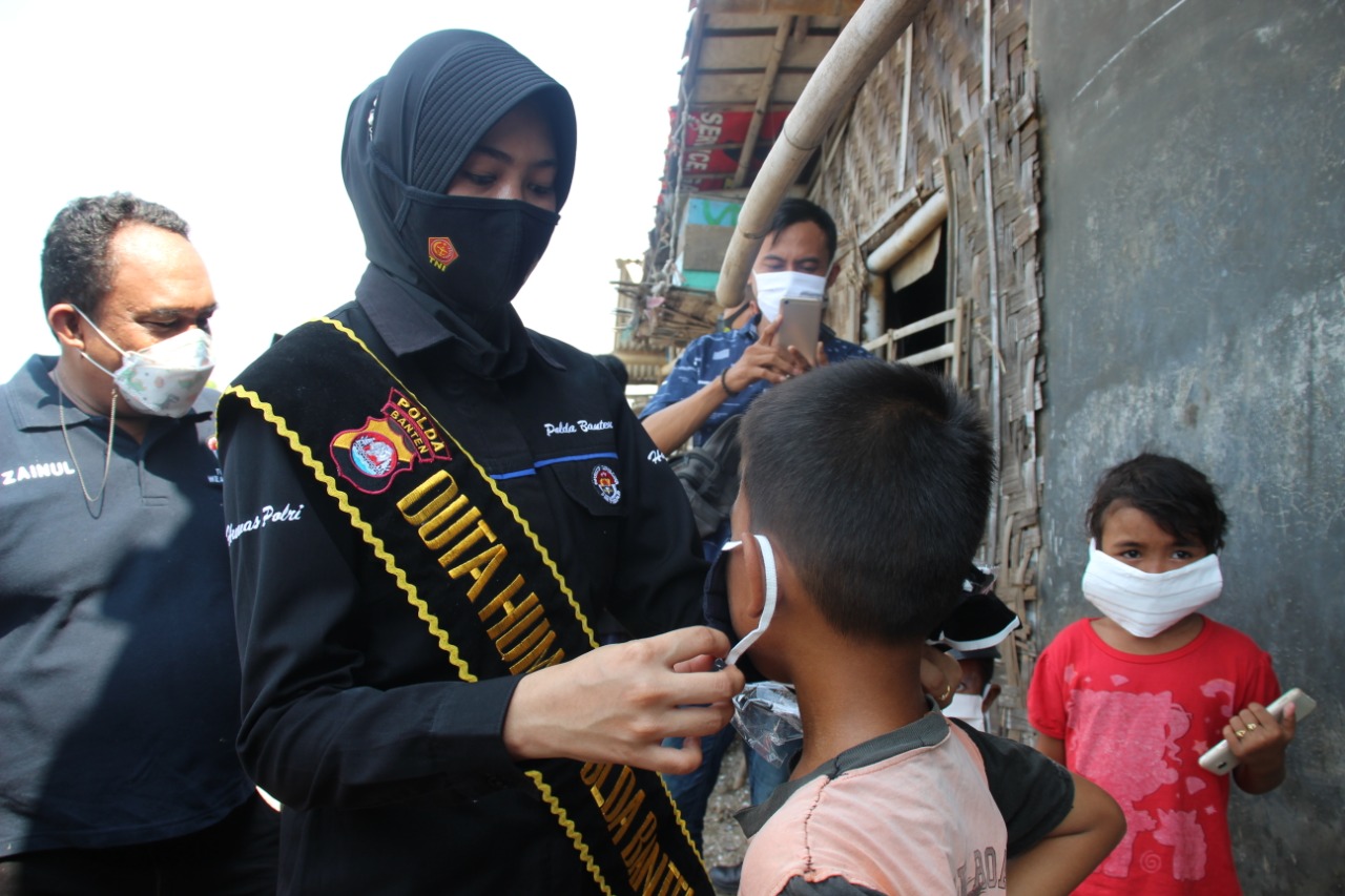 Polda Banten Bersama Komunitas PIC Bagikan Ratusan Masker Kepada Masyarakat