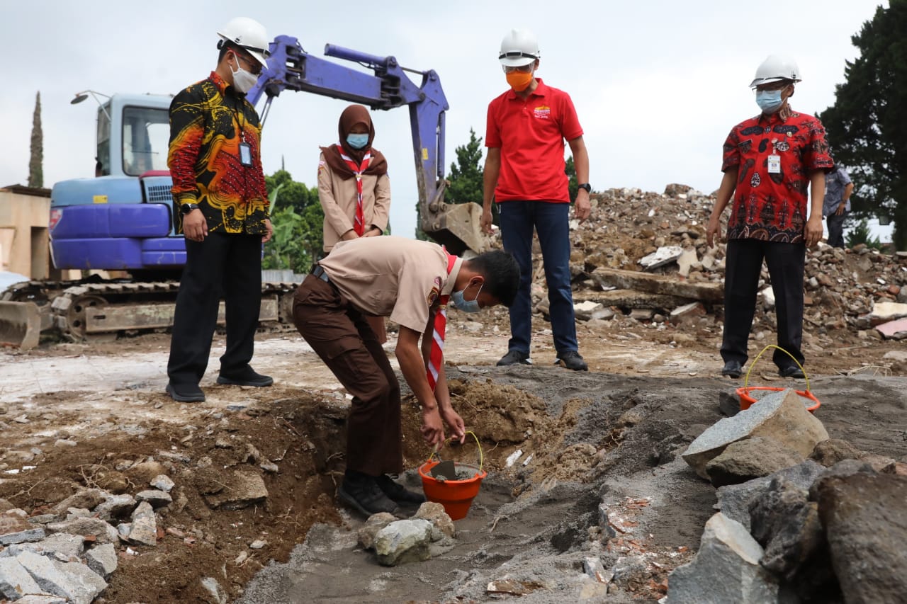 Warga Tawangmangu Sangat Antusias Saat Ganjar Letakan Batu Pembangunan SMAN