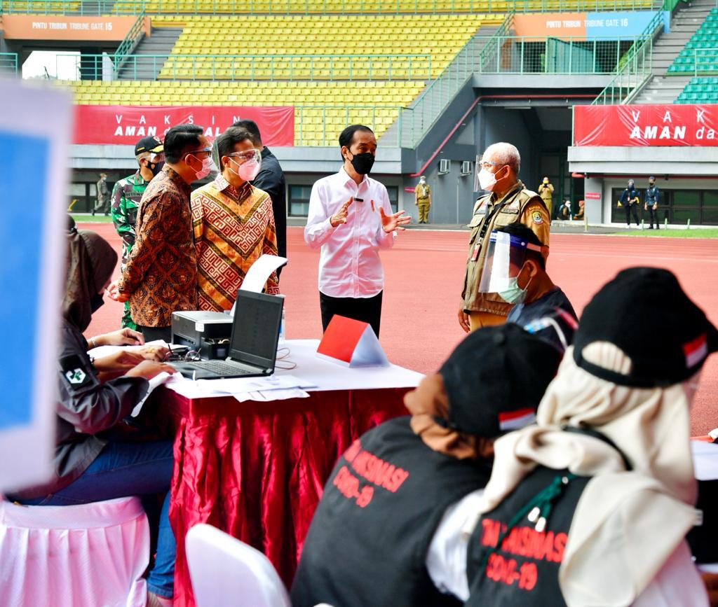 Presiden Jokowi Lokasi Vaksinasi Masal di Stadion Patriot Candrabhaga