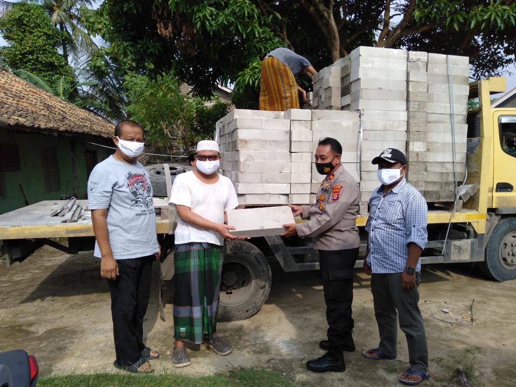 Sambut HUT Bhayangkara ke 75 Kapolsek Mancak Polres Cilegon Polda Banten Beri Bahan Matrial ke Pondok Pesantren