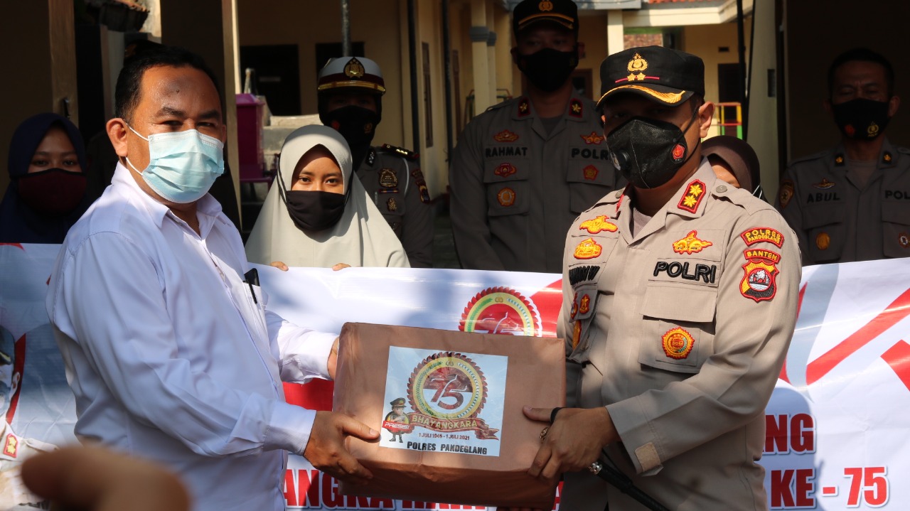 Peringati HUT Bhayangkara ke-75, Polres Pandeglang Bagikan Paket Sembako