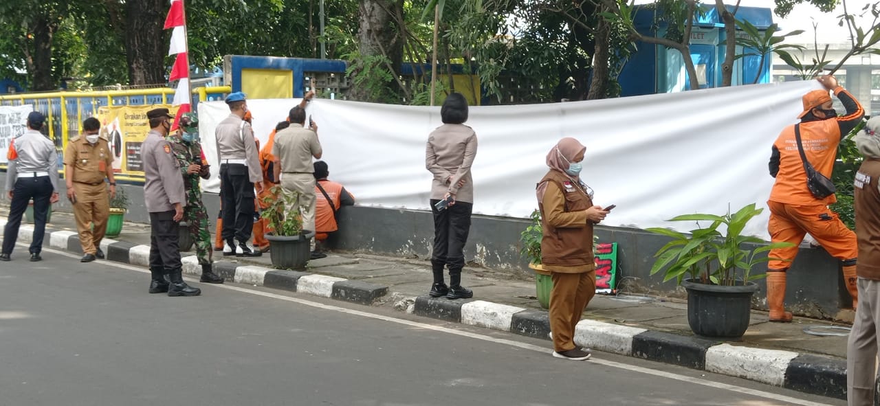 Antisipasi Lonjakan Covid-19, Polsek Tanjung Duren Bersama Tiga Pilar Tutup Taman Waduk Grogol