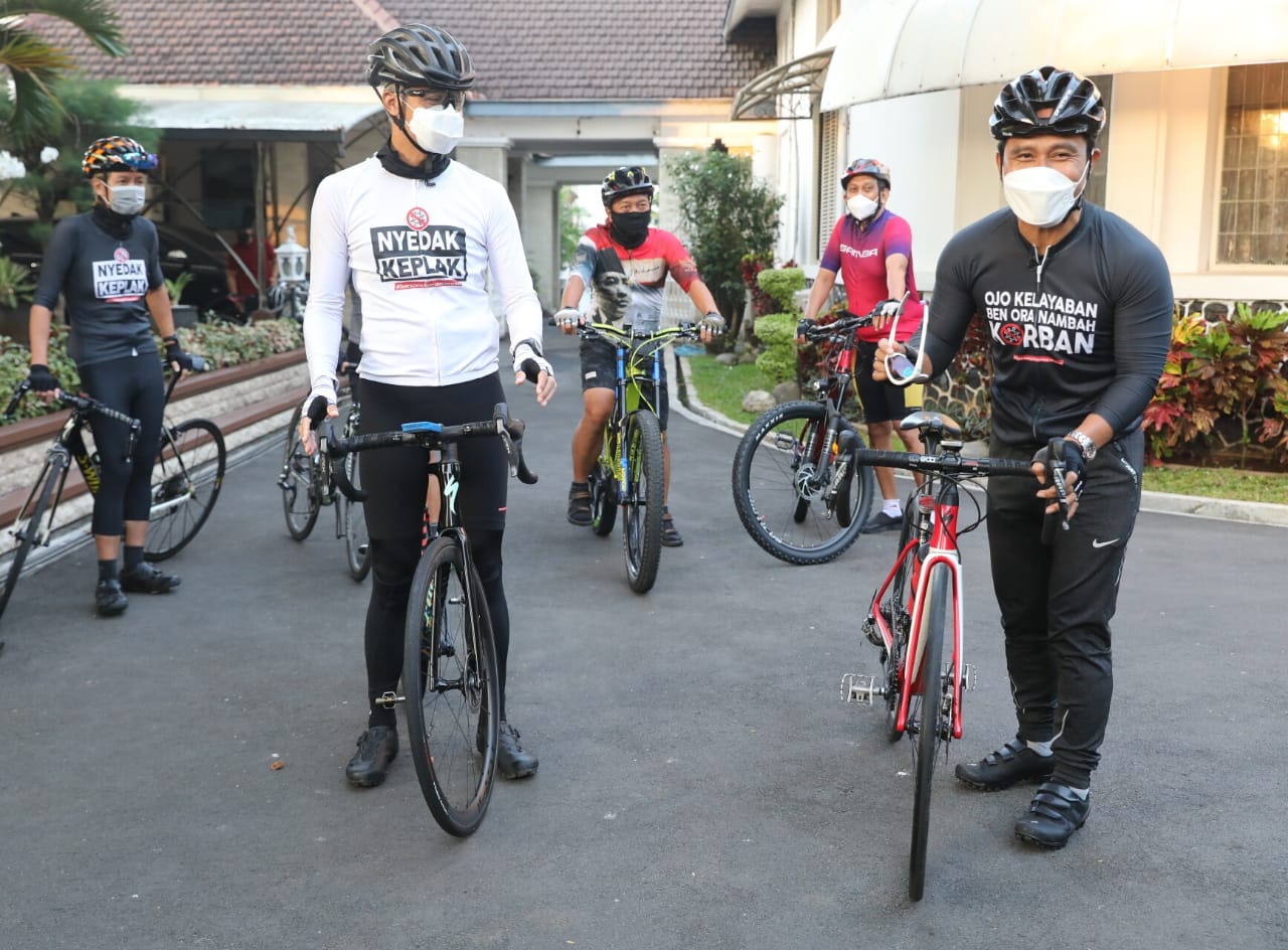 Sambil Gowes, Ganjar Bersama Gus Miftah Sosialisasikan Protokol Kesehatan