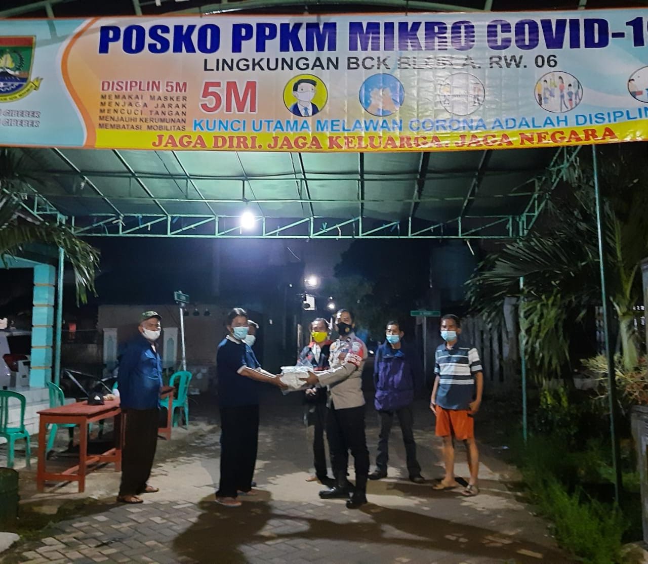 Bhabinkamtibmas kelurahan Cibeber Polsek Cibeber Polres Cilegon Monitor Posko PPKM Mikro