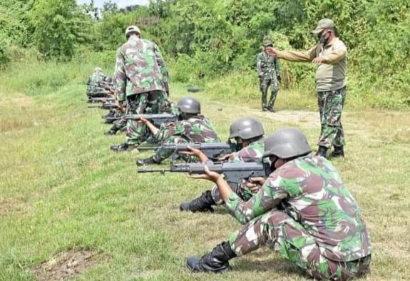 Tingkatkan Kemampuan, Prajurit Petarung Yonif 5 Marinir Laksanakan Latihan Menembak