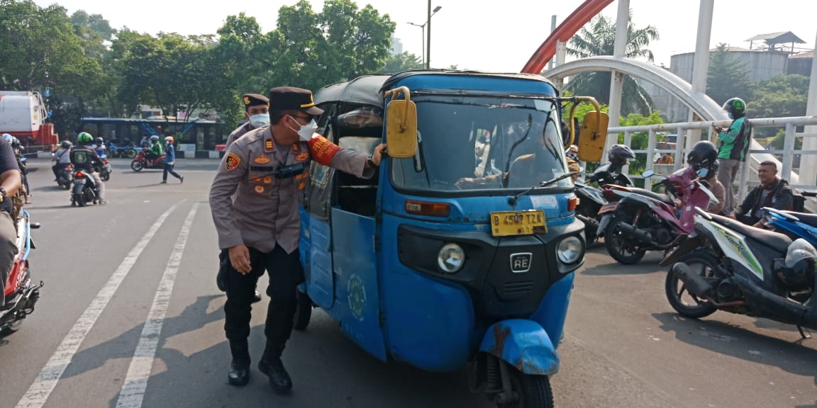 Aksi Polisi Dorong Bajaj Di Lokasi Penyekatan Kalideres Jakarta Barat Curi Perhatian