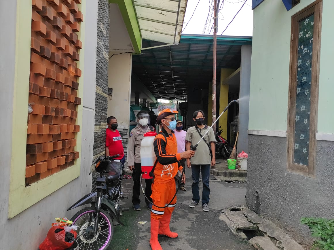 Cegah Penyebaran Covid-19, Bhabinkamtibmas duri Lakukan Penyemprotan Disinfektan