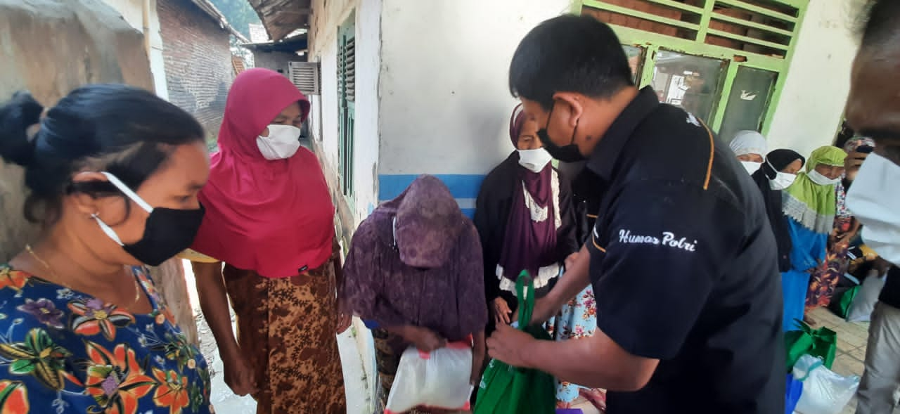 Tim Warung Jumat Polda Banten Salurkan Paket Sembako