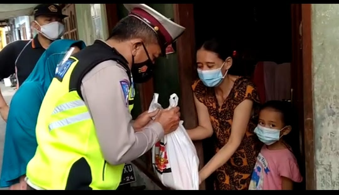 Peduli Sesama, Sat Lantas Polres Metro Jakbar Bagikan Sembako