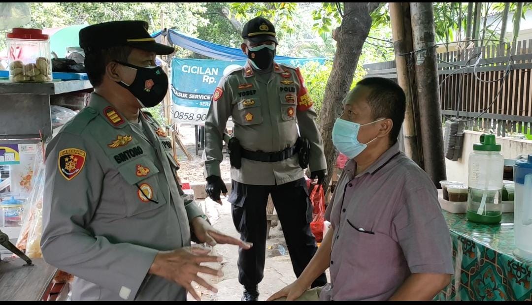 Peduli Kemanusiaan, Polsek Tanjung Duren Bagikan Sembako Kepada Pedagang Kaki Lima