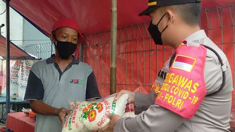 Kepedulian Polri Membagikan Bantuan Beras Kepada Pedagang dan Ojol