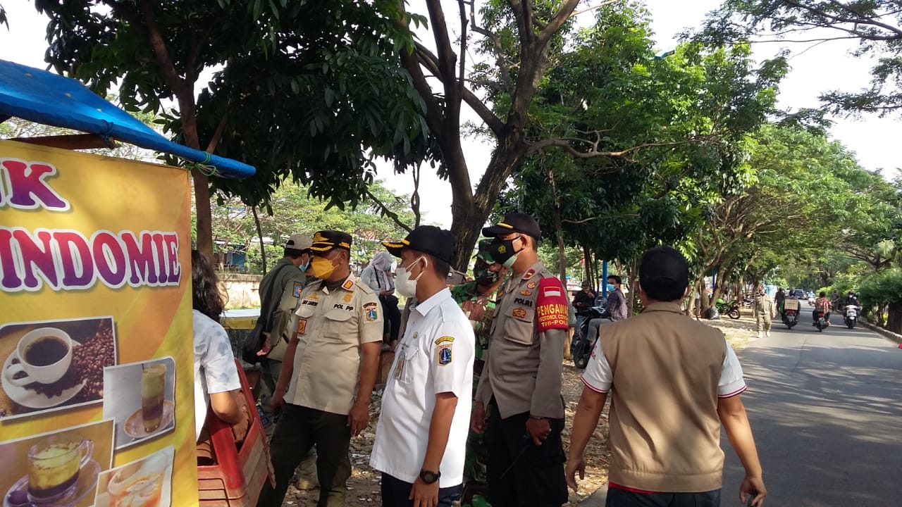 Langgar PPKM Darurat, PKL di Kembangan Ditertibkan