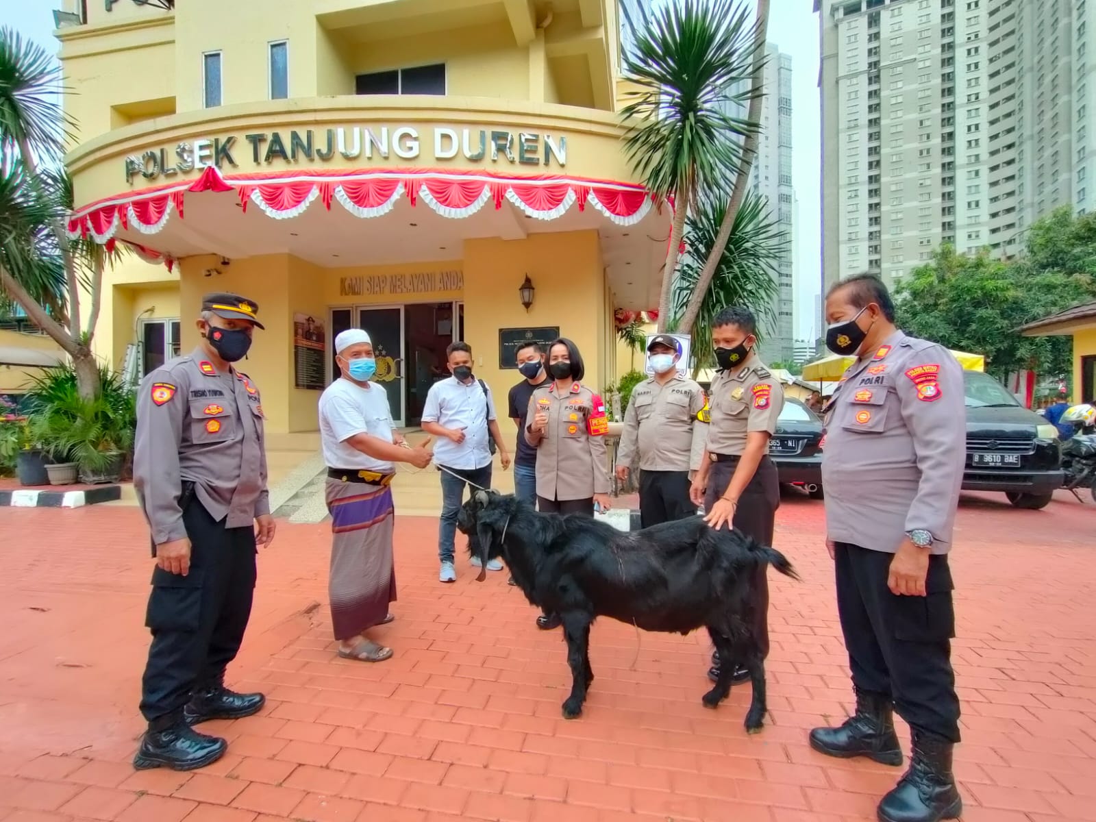 Kapolsek Tanjung Duren Salurkan Bantuan Hewan Qurban