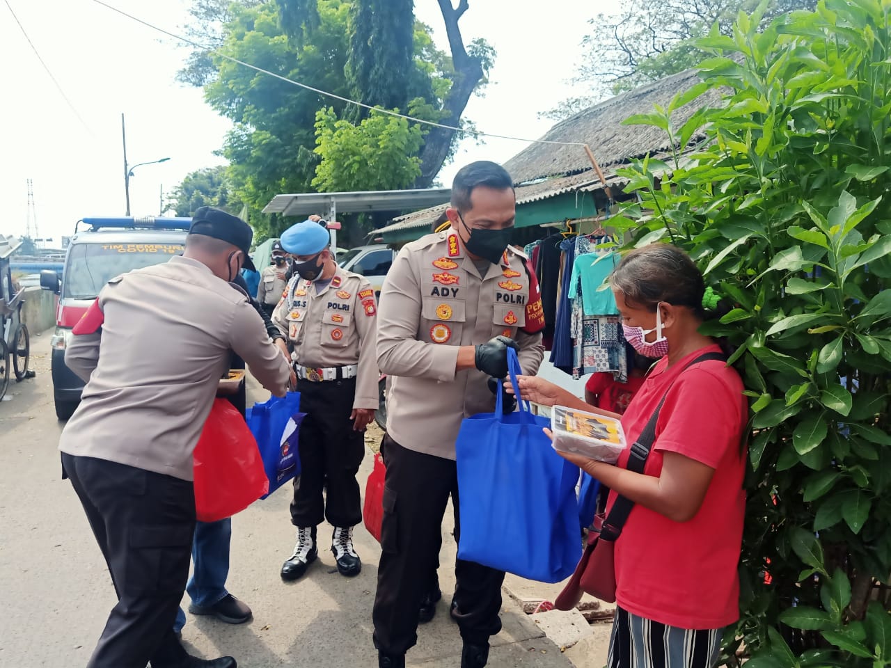 Terdampak Saat PPKM Darurat, Polres Metro Jakarta Barat Bagikan Sembako dan Daging Kurban Siap Saji ke Warga Kalijodo