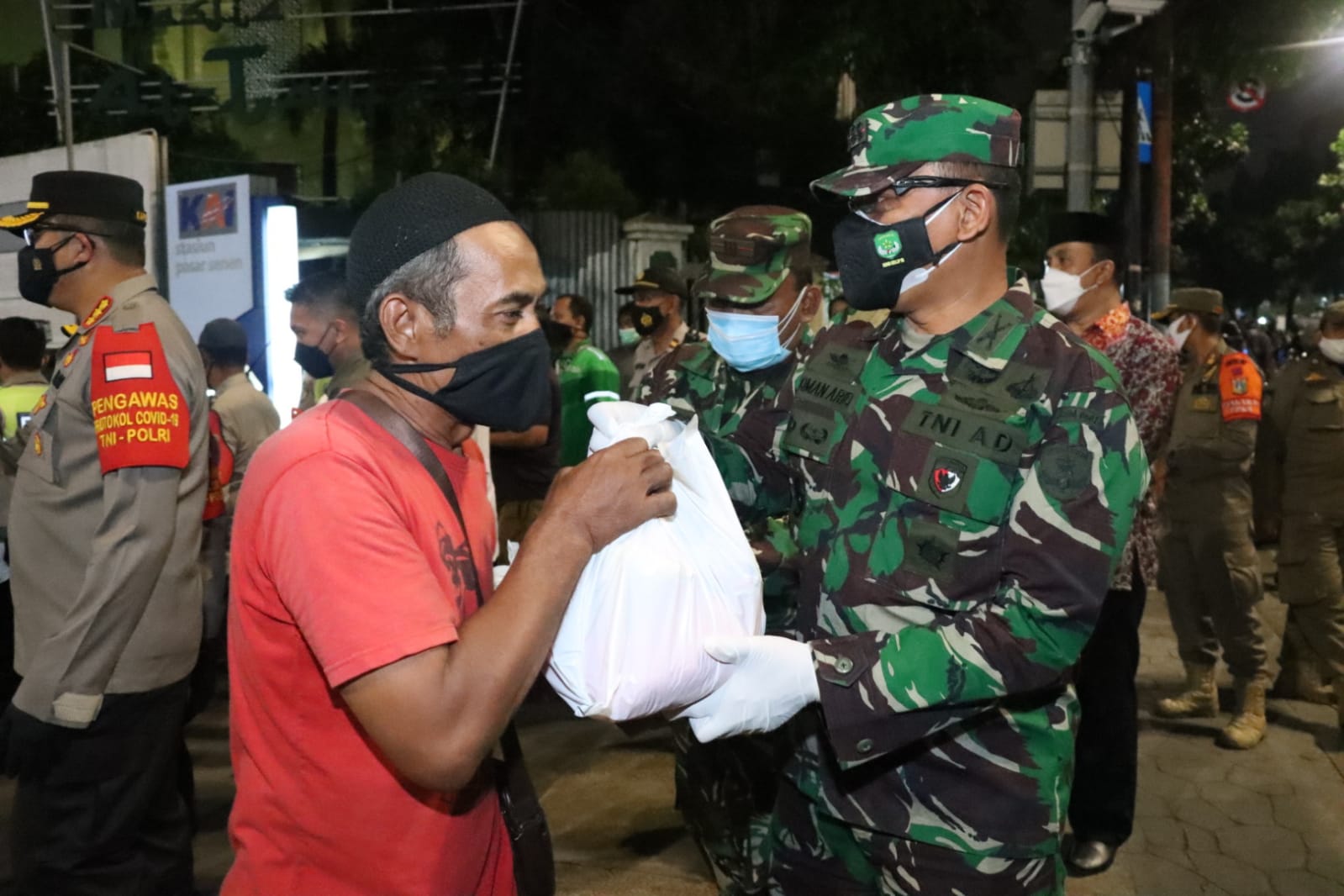 Kapolres Metro Jakarta Pusat Bagikan Paket Sembako Kepada Warga