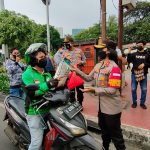Peduli Sesama, Polsek Tanjung Duren Bagikan Sembako Kepada Warga
