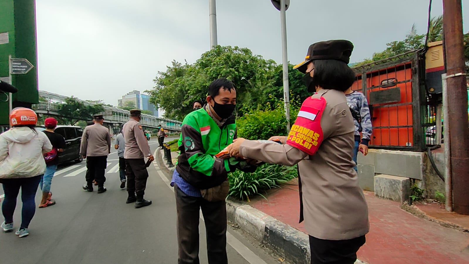 Peduli Sesama, Polsek Tanjung Duren Bagikan Sembako Kepada Warga