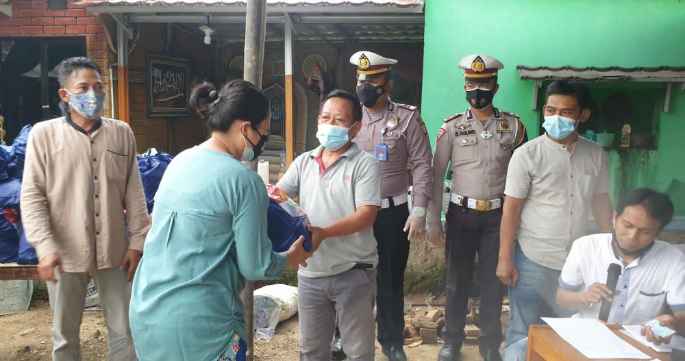 Dimasa PPKM Level 4, Sat Lantas Polres Lebak bersama Omas Jarum Bagikan Sembako ke Warga Lebak