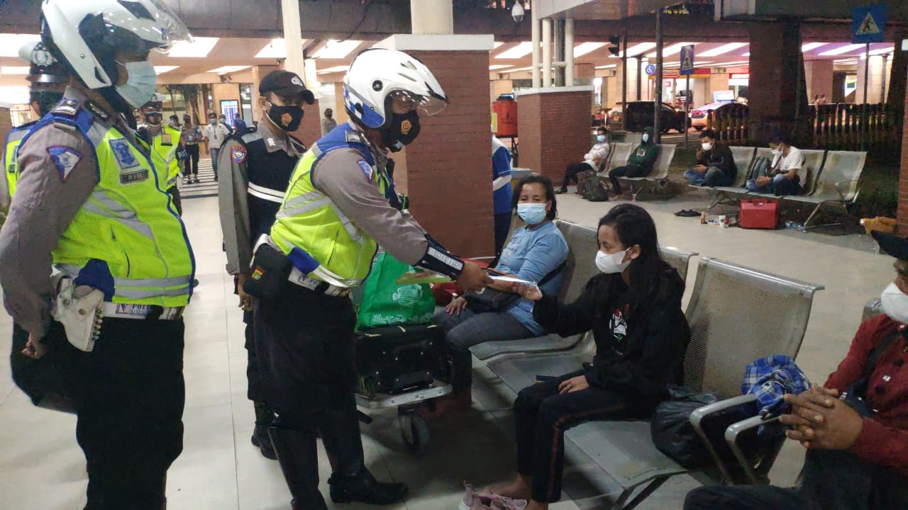 Polresta Bandara Soekarno-Hatta Bagikan Masker Kepada Pengunjung