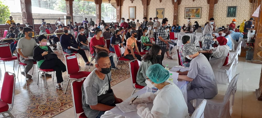 Polisi Tinjau Pelaksanaan Vaksin Presisi di Gedung Yaskum Indonesia Kembangan