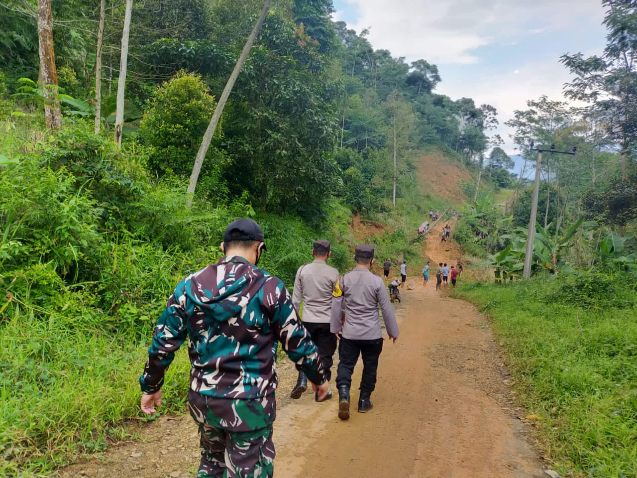 Akibat Curah Hujan Tinggi, Ruas Jalan Cigobang Terputus