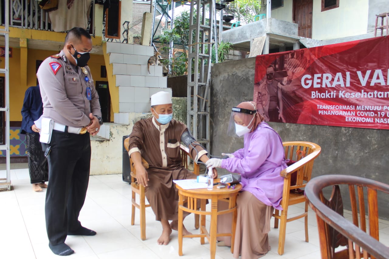 Sat Lantas dan Sidokes Polres Lebak Adakan Vaksinasi di Ponpes Mabdaul Hidayah Rangkasbitung