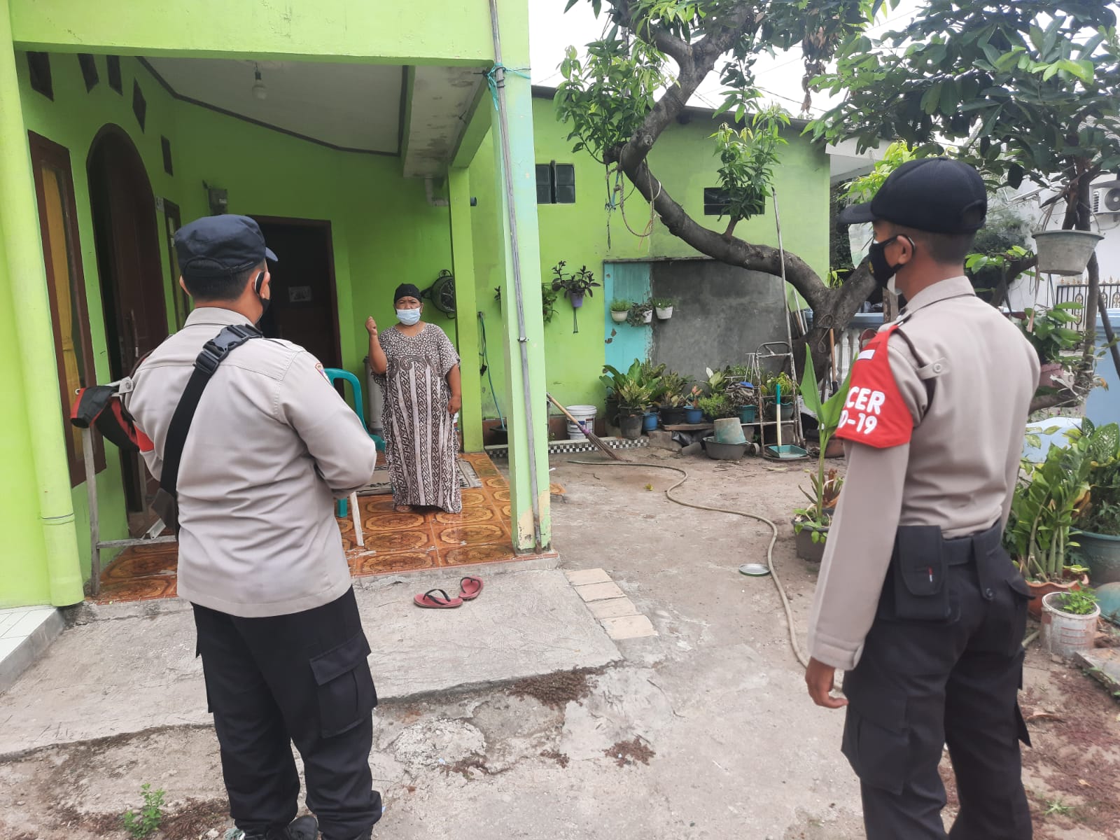 Pantau Masyarakatnya Sedang Isoman, Ini Yang dilakukan Bhabinkamtibmas Polsek Cilegon Polres Cilegon Polda Banten