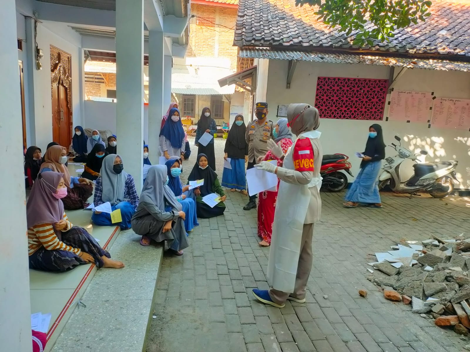 Begini Cara Sidokes Polres Cilegon Polda Banten Vaksinasi ke Pondok Pesantren