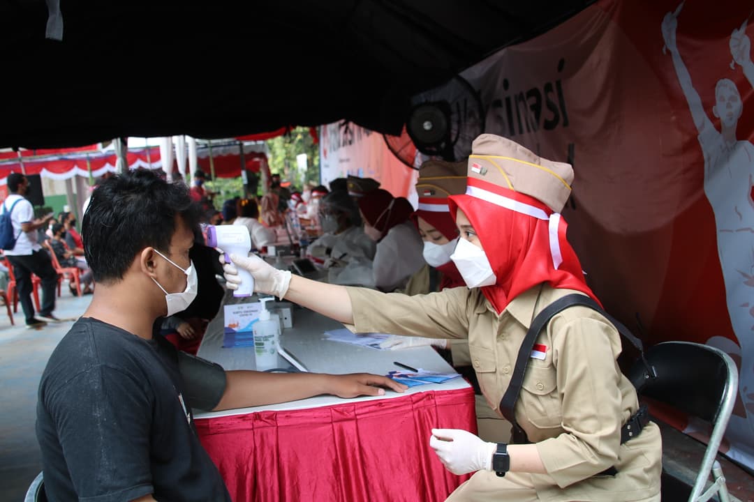 Tidak kenal Lelah, Relawan Nakes Terus Lakukan Vaksin