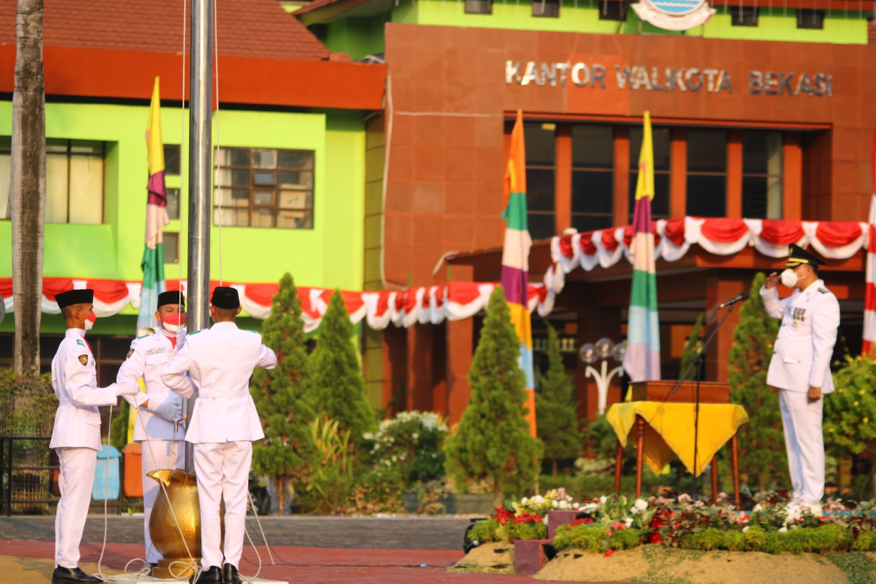 Wakil Wali Kota Bekasi Pimpin Upacara Penurunan Bendera