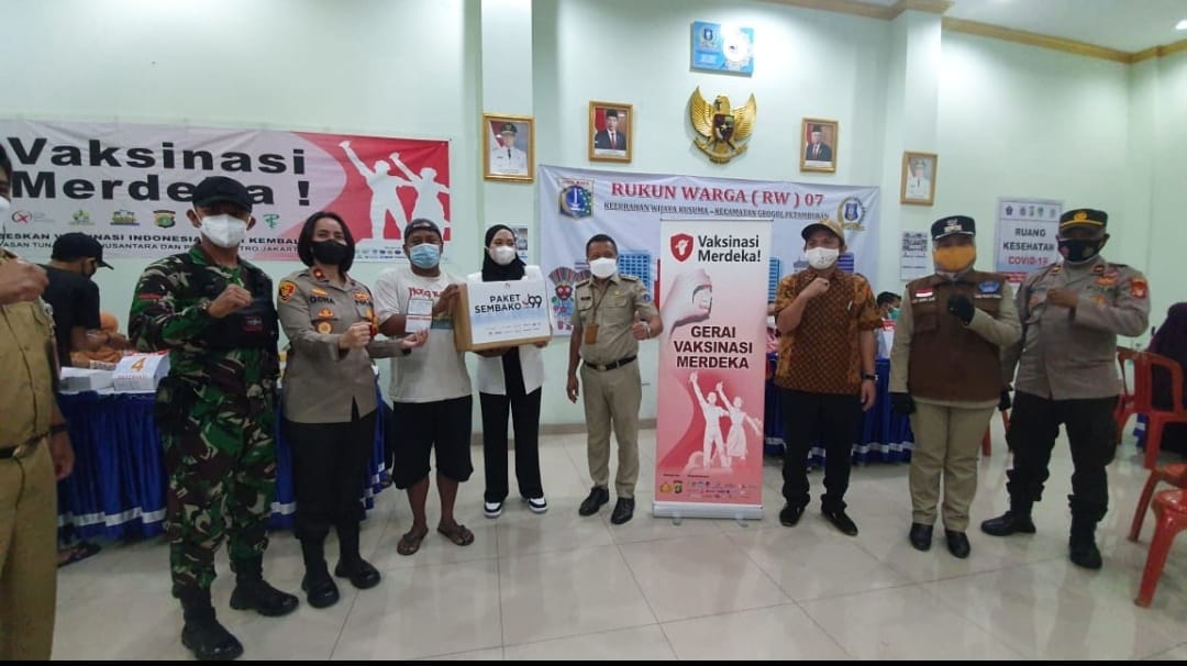 Sukseskan Vaksinasi Merdeka, Polsek Tanjung Duren Bersama Juragan 99 foundation Salurkan 1000 Paket Sembako