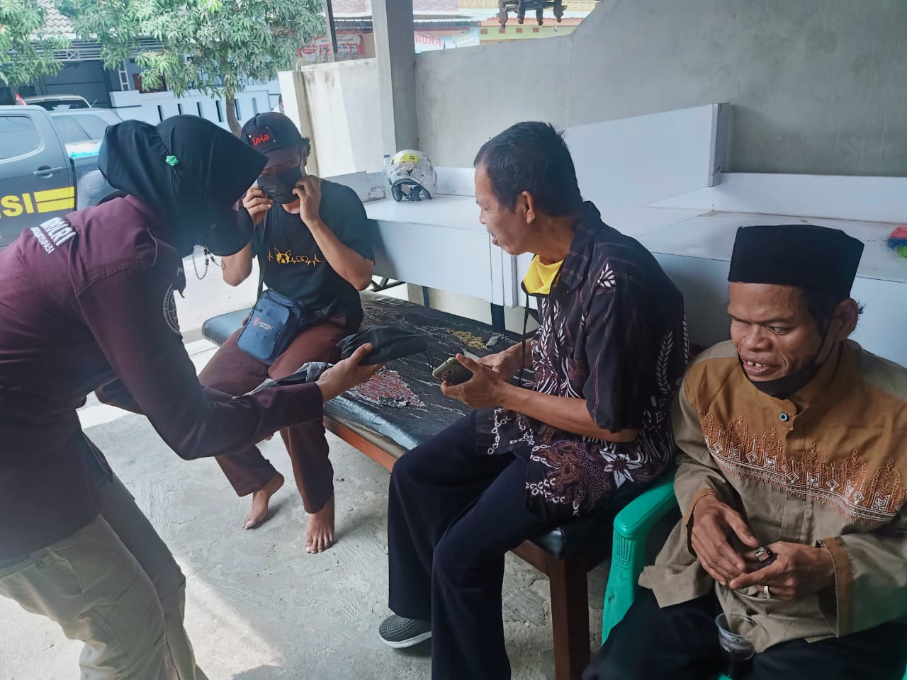 Polda Banten Bagikan Puluhan Masker Kepada Kaum Disabilitas