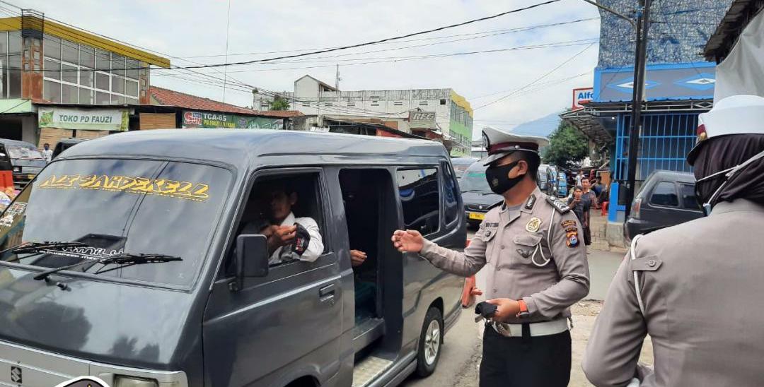 Cegah Penyebaran Covid-19, Satlantas Polres Pandeglang Bagikan Masker