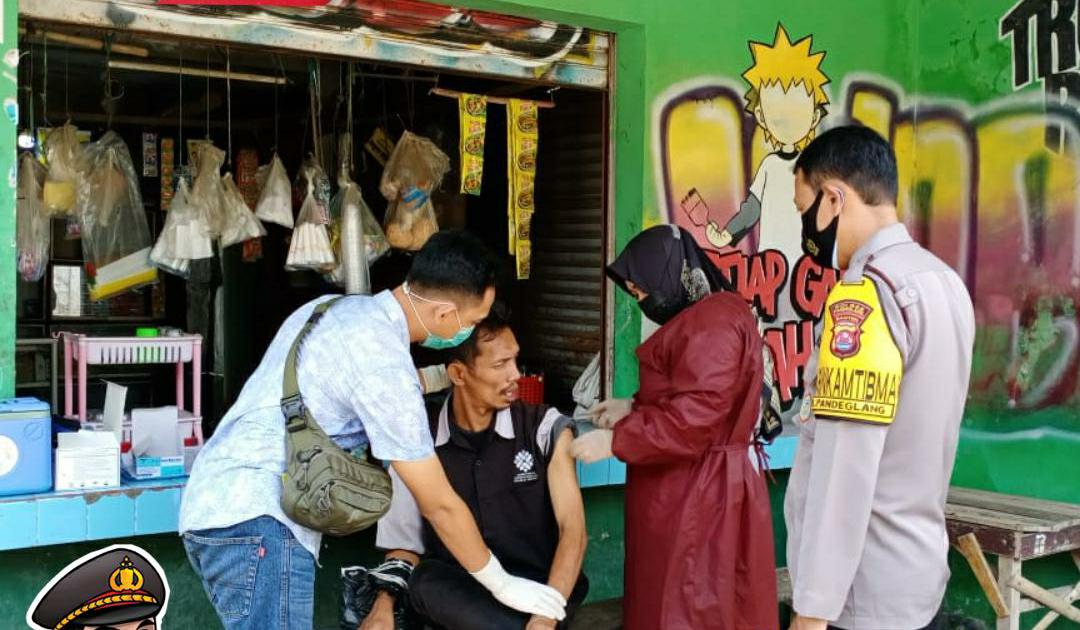 Bhabinkamtibmas Polsek Pandeglang Dampingi Pelaksanaan Vaksinasi